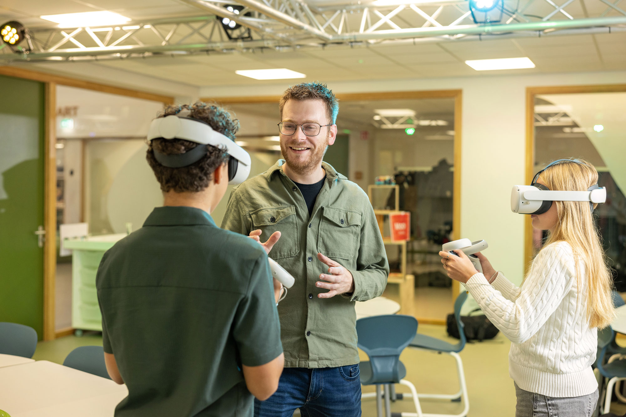 Foto van mensen met VR-headsets in het Techlab